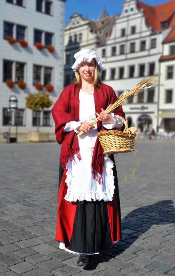 24MuellerlieschenPortraet. Müllerlieschen auf dem Torgauer Markplatz mit Korb in der Hand