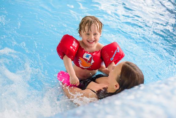 Aquavita_Kind_mit_Mutter_im_Schwimmbad Mutter und Kind im sprudelndem Becken